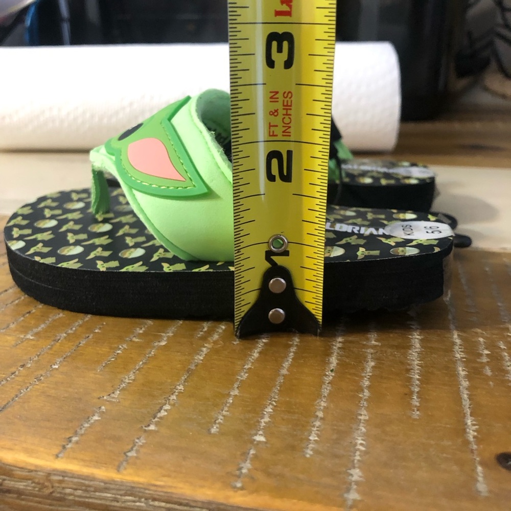 ⚡️⚡️Star Wars Mandalorian Kids Grogu Flip Flops Sandals Green Black Size 5/6 - Picture 9 of 10